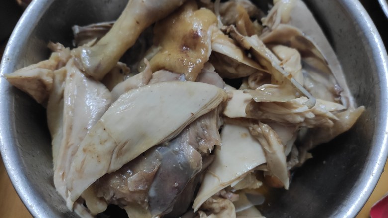 电饭煲盐焗鸡,把鸡撕开或斩件,浇上剩余的鸡汁即可食用。