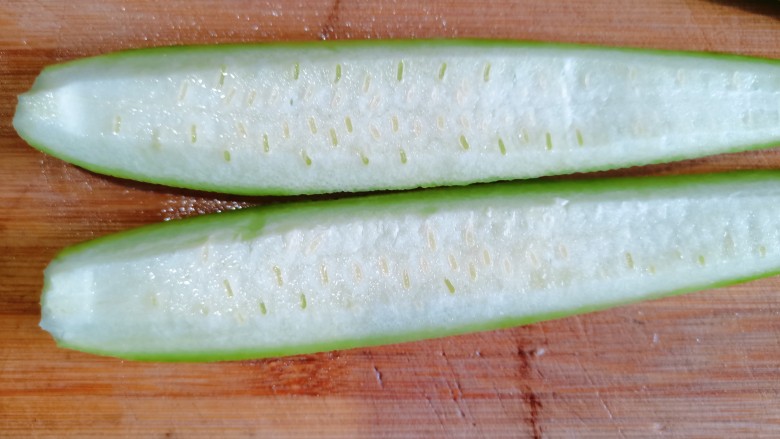 丝瓜肉片,再把它切成四长条,再把中间的肉削掉