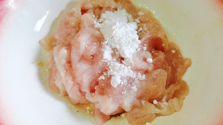 丝瓜肉片,再加入食用盐和淀粉,把它抓拌均匀