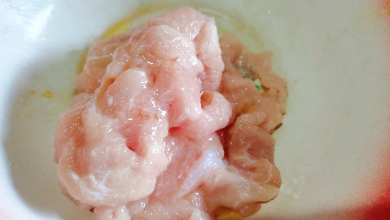 丝瓜肉片,再加入一勺食用油,再抓拌均匀腌制一下