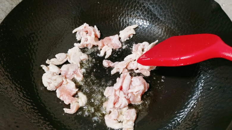丝瓜肉片,锅里烧油,油可以稍微多一点,先把猪肉放下去,大火翻炒