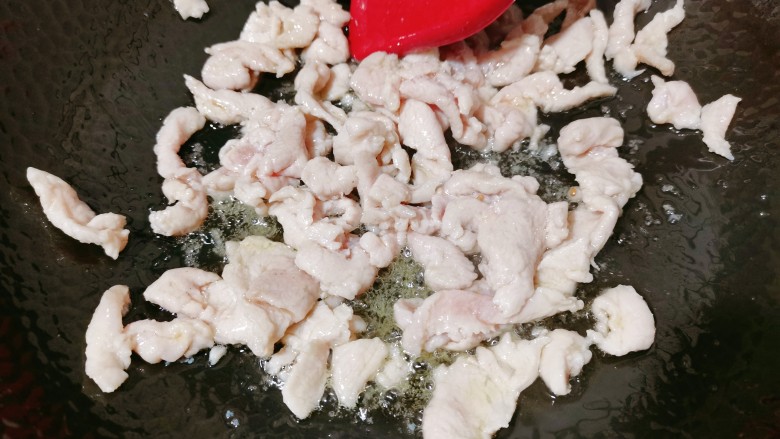 丝瓜肉片,炒至猪肉变白,大概八分熟就把它盛起来