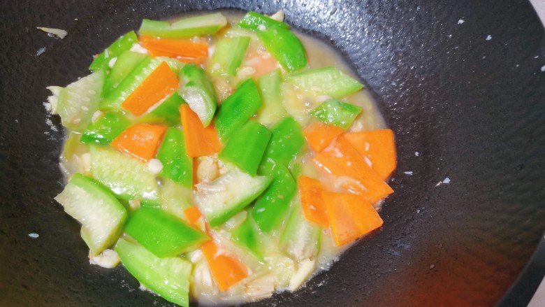 丝瓜肉片,撒上一点水,把它焖一下