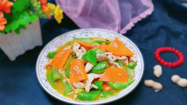 丝瓜肉片,丝瓜肉片就做好了,丝瓜又脆又甜,汤汁浇饭最好吃了