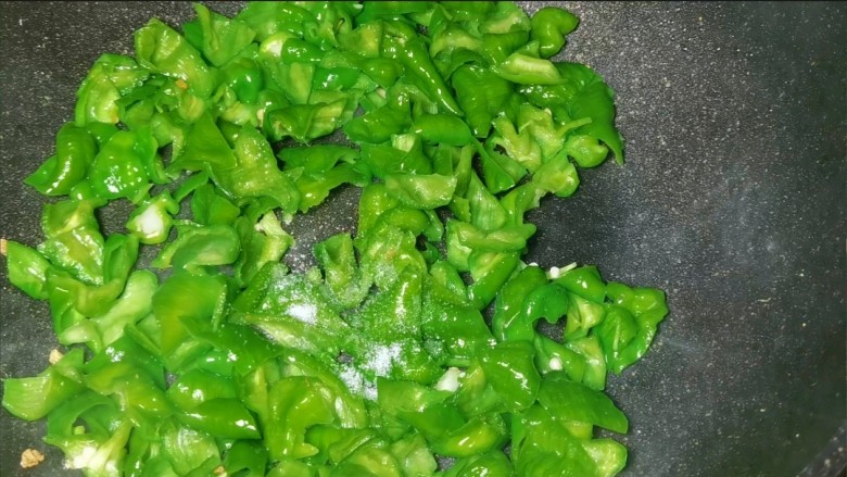 低脂减脂不长胖,青椒炒蛋脆绿关键~记得这个步骤加点盐,翻炒十秒后下入少许盐。(青椒翠绿关键步骤二)