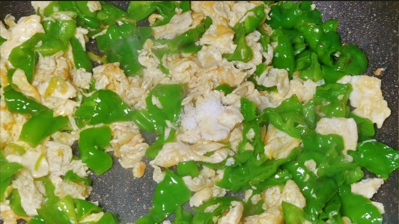 低脂减脂不长胖,青椒炒蛋脆绿关键~记得这个步骤加点盐,再加入少许盐调味。