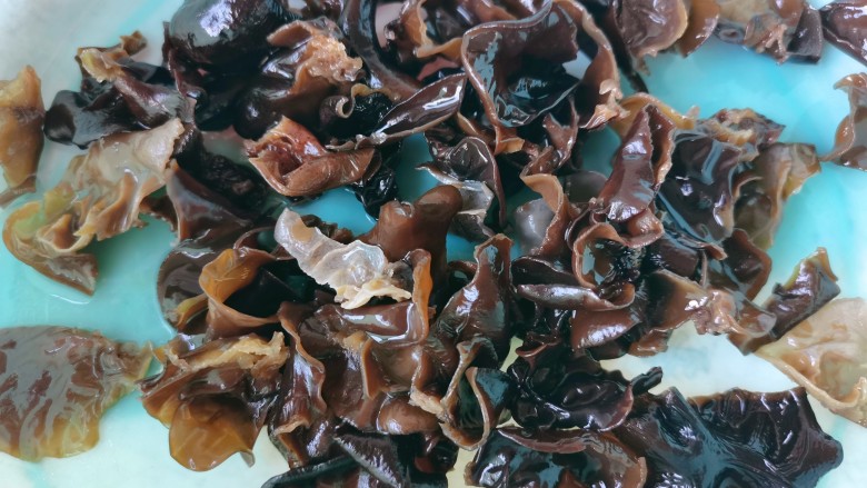 素炒山药,再过两次清水,清洗干净后把它撕成小块