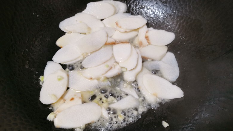 素炒山药,热锅烧油,下蒜蓉爆香,再加入山药片翻炒一下