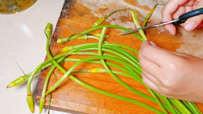 蒜苔炒蛋,将蒜苔剪去蒜苔头。