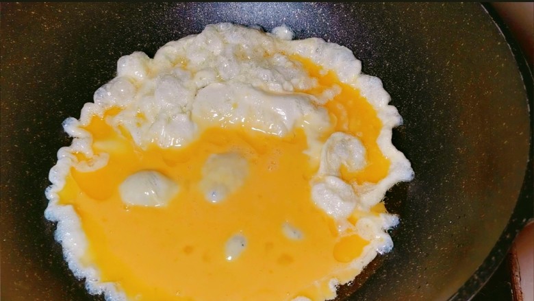 蒜苔炒蛋,锅内放入我们准备好的橄榄油~油热倒入我们的准备好的鸡蛋液。