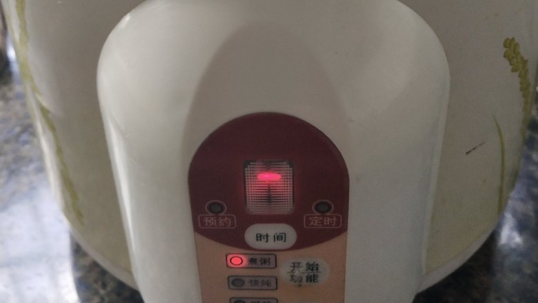 南瓜银耳莲子羹,按煮粥键,大概20分钟