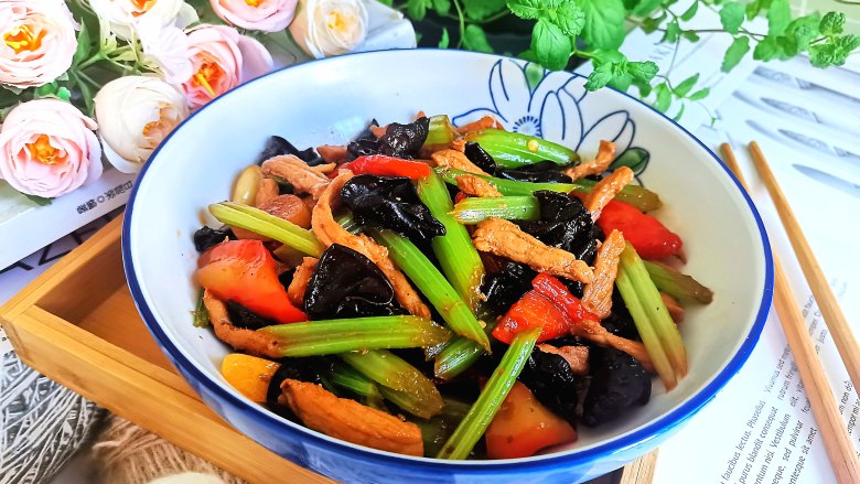 芹菜木耳炒肉丝,成品图!
