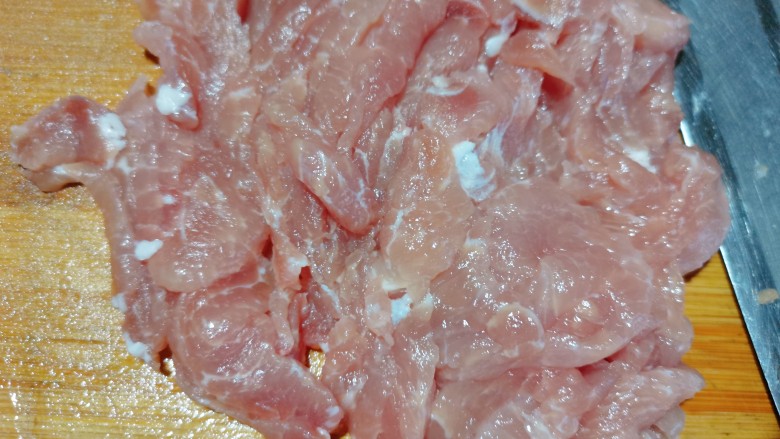 青葱炒肉丝,把它切成薄片,再把它切成丝
