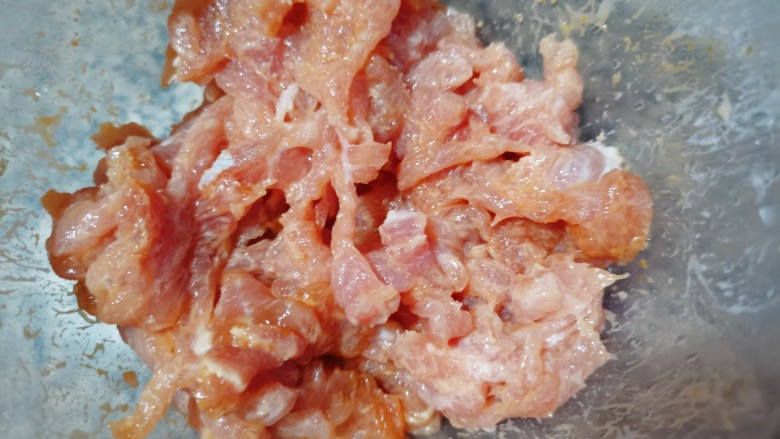 青葱炒肉丝,再加入食用盐,<a style='color:red;display:inline-block;' href='/shicai/ 788'>生抽</a>,淀粉,再加一勺食用油,把它搅拌均匀,腌制一会