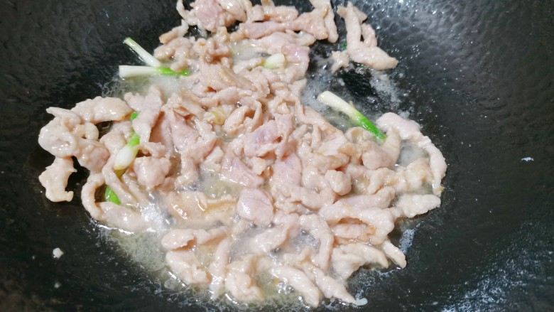 青葱炒肉丝,再加入适量清水,把它翻炒一下