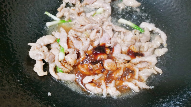 青葱炒肉丝,倒入生抽,把它翻炒均匀