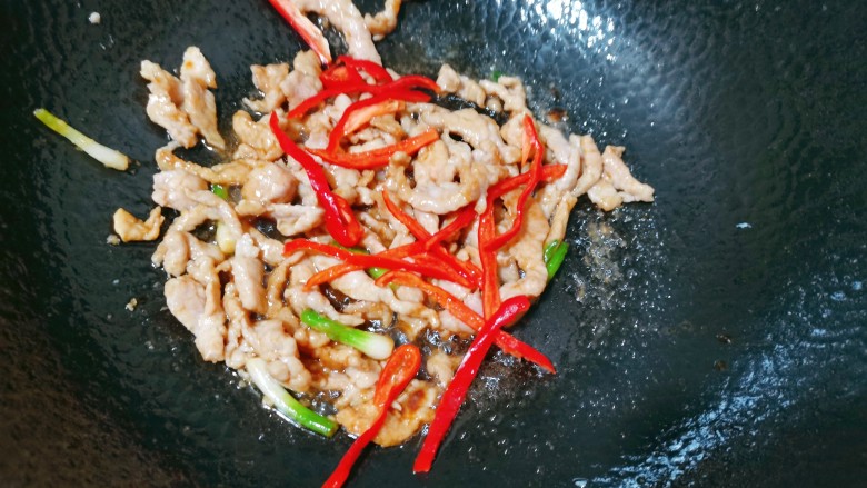 青葱炒肉丝,再加入红椒丝,继续翻炒均匀