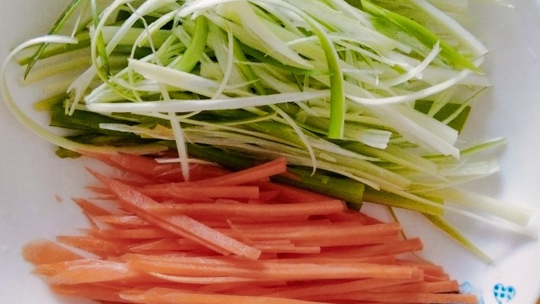 青葱炒肉丝,配菜切丝装盘备用!