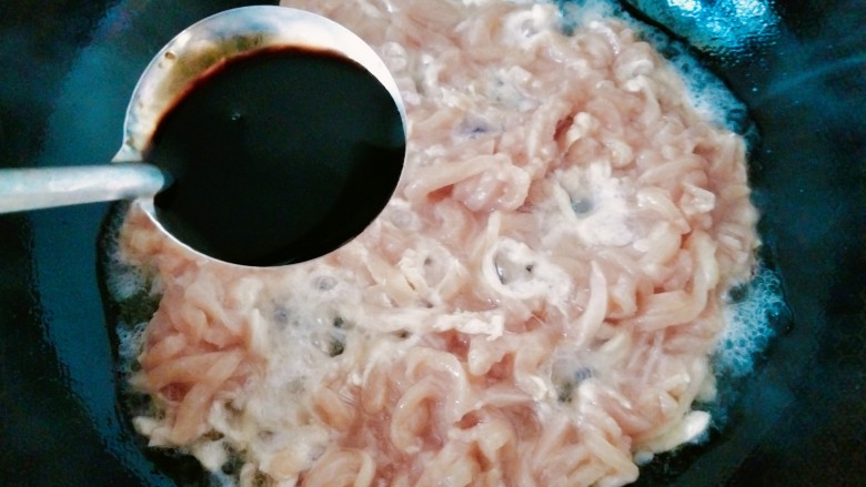 青葱炒肉丝,放入<a style='color:red;display:inline-block;' href='/shicai/ 692'>酱油</a>一勺!