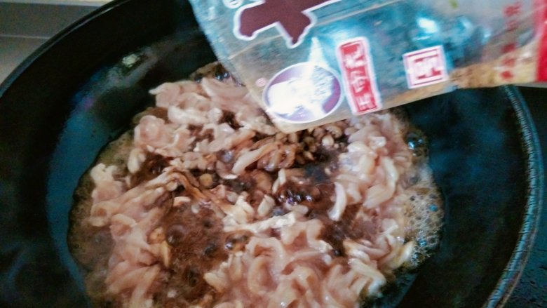 青葱炒肉丝,放入十三香!翻炒几次!