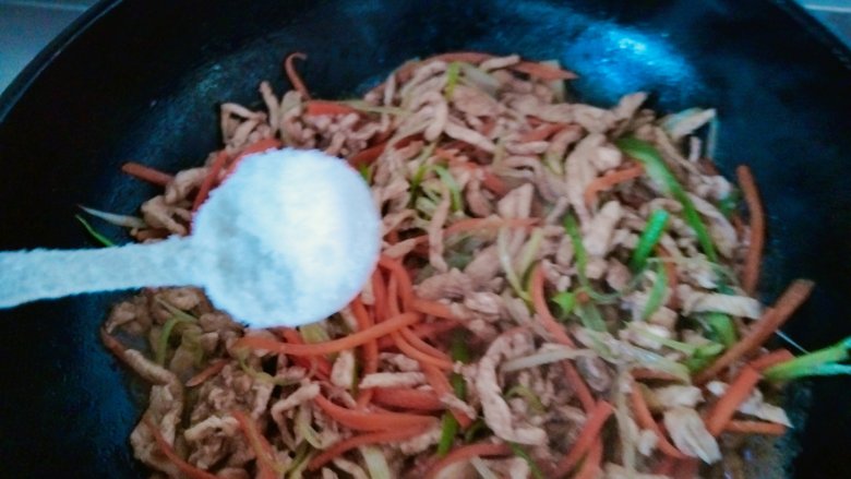 青葱炒肉丝,盐适量!