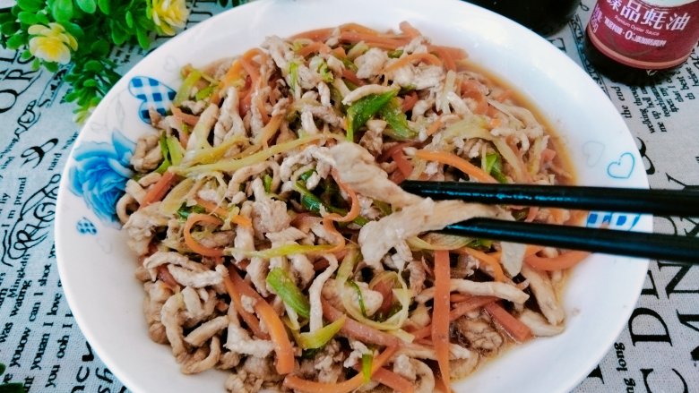 青葱炒肉丝,装盘即可食用!