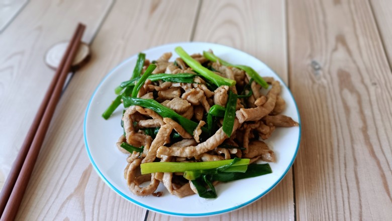 青葱炒肉丝,一道清爽小菜端上桌，搭配米饭、小薄饼都非常可口。