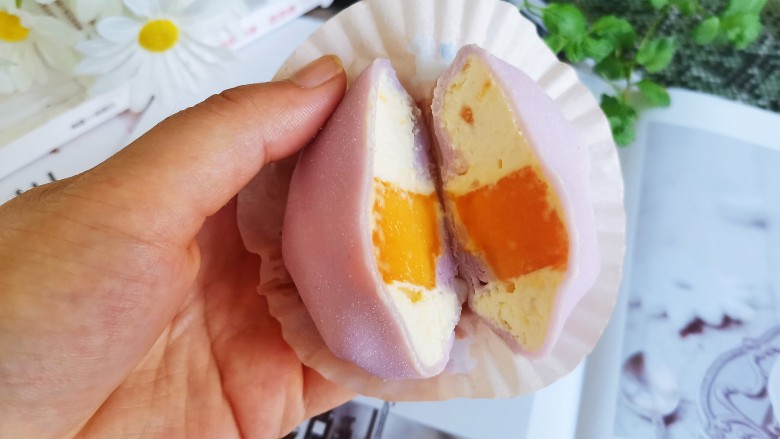 冰皮芒果雪媚娘,放入冰箱冷冻也可以当冰淇淋吃,冰冰凉凉的,奶香浓郁,香甜可口,超级好吃!