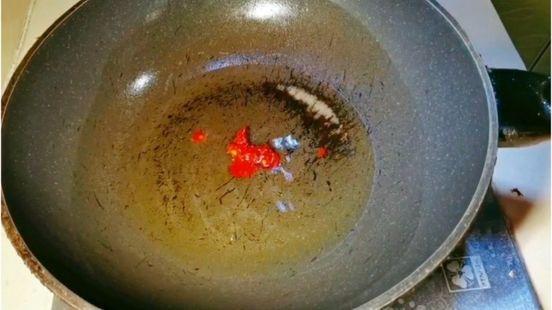 红烧鸭掌,锅内油,油热下入豆瓣酱