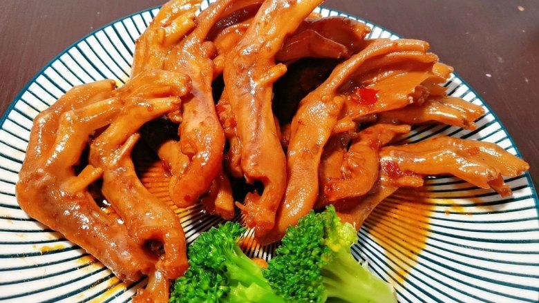 红烧鸭掌,盛出装盘,再配上2朵炒好水的西兰花~