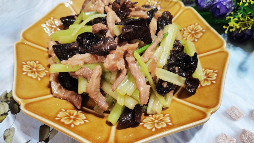 芹菜木耳炒肉丝