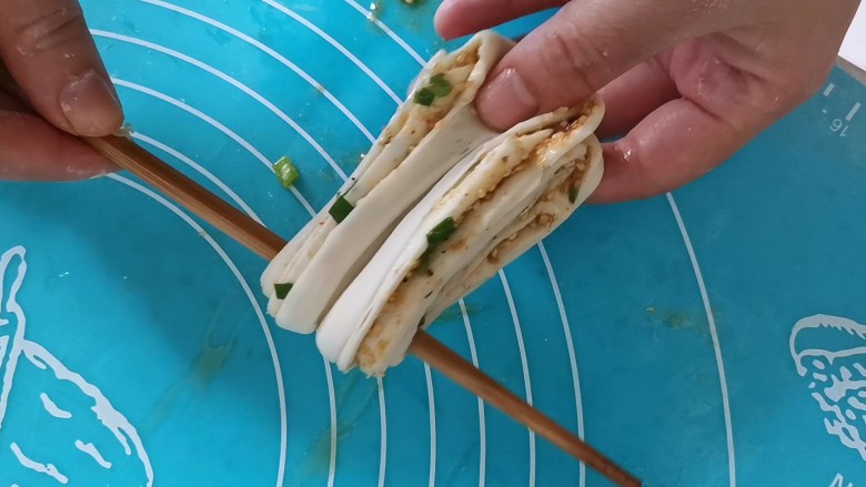 芝麻香葱花卷,再用筷子挂在中间,向里拧一圈