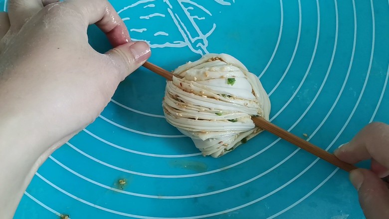 芝麻香葱花卷,向里拧一圈压在下,一个花卷就做好了