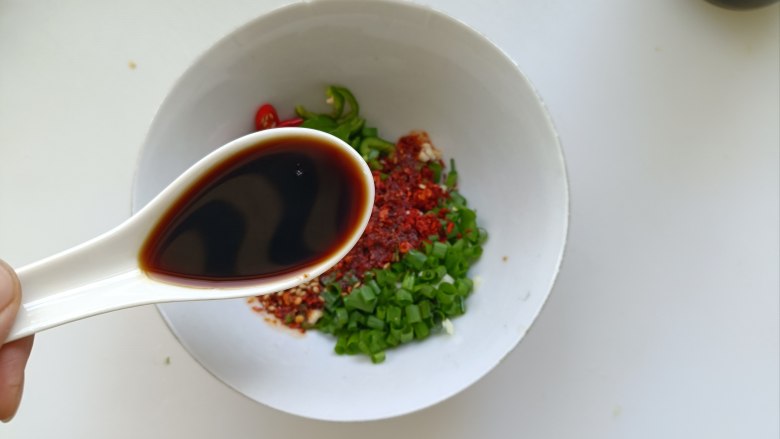 凉拌蒸茄子,加两勺生抽;