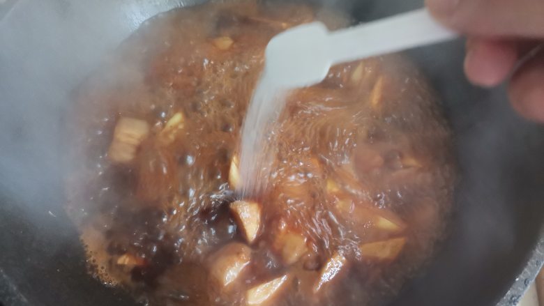 茭白烧肉,炖至期间,加入适量的盐调味