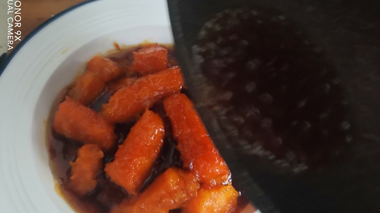 拔丝南瓜,然后装入盘中,再淋入糖浆