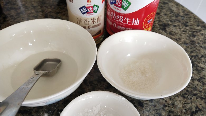 茭白烧肉,准备鱼香汁:清水，米醋，白糖，生粉，生抽