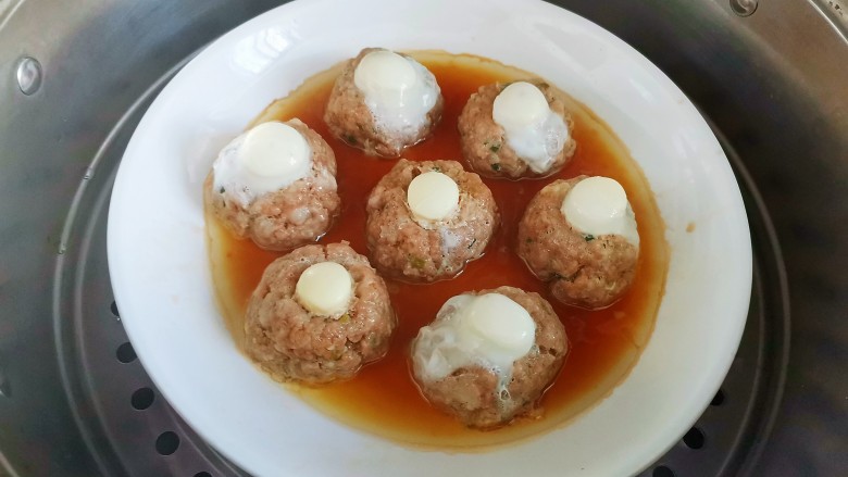 鹌鹑蛋蒸肉末,蒸好之后取出,倒掉蒸汽水