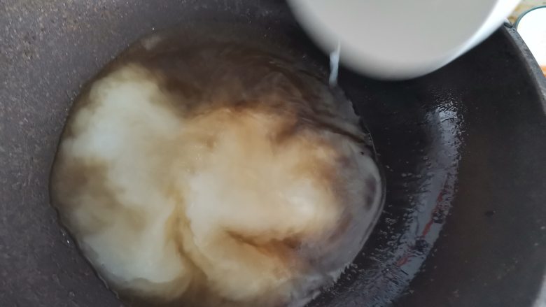 鹌鹑蛋蒸肉末,起锅加入少许水,倒入半碗淀粉水,小火煮开至浓稠
