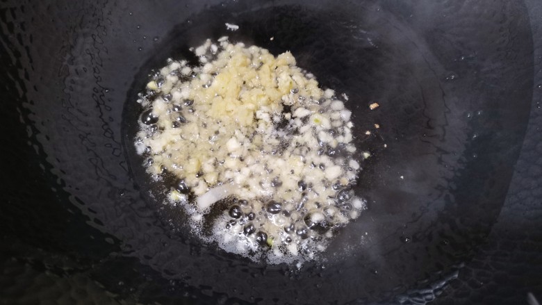 炒藕丝,另起锅烧油,把姜蒜茸放入爆香