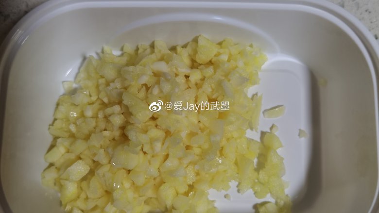 尖椒豆腐丝,大蒜切末