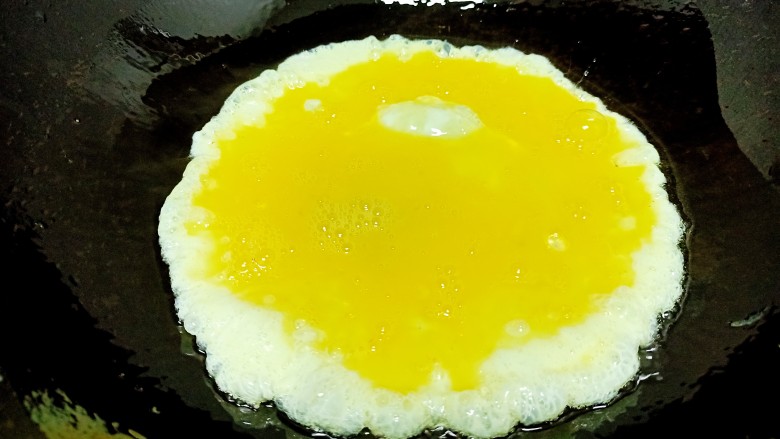 蒲公英蒸饭,锅中放入适量油油热后倒入鸡蛋液