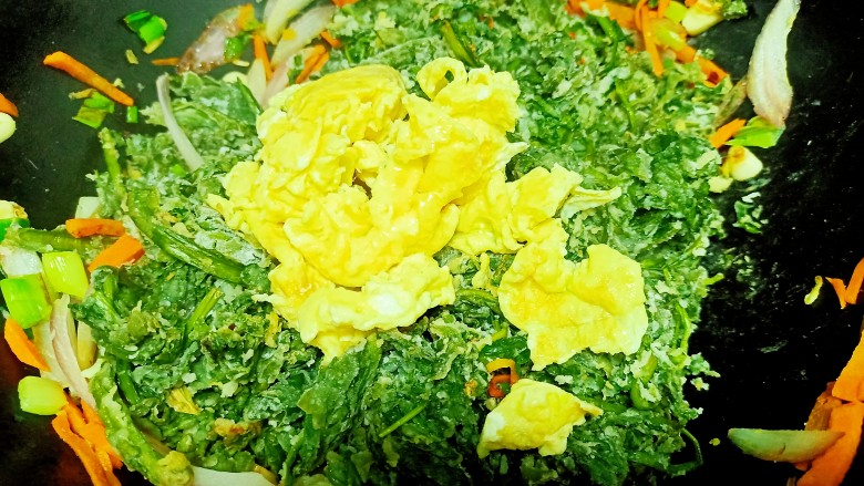 蒲公英蒸饭,倒入鸡蛋