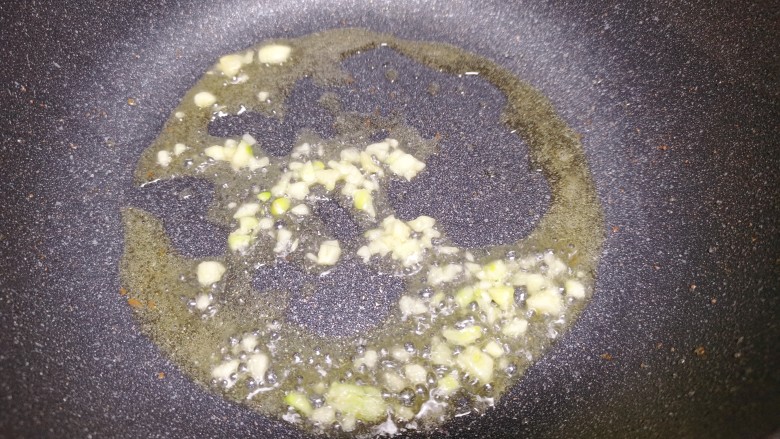 小炒毛豆,另起锅烧油,放入剁好的蒜蓉爆香