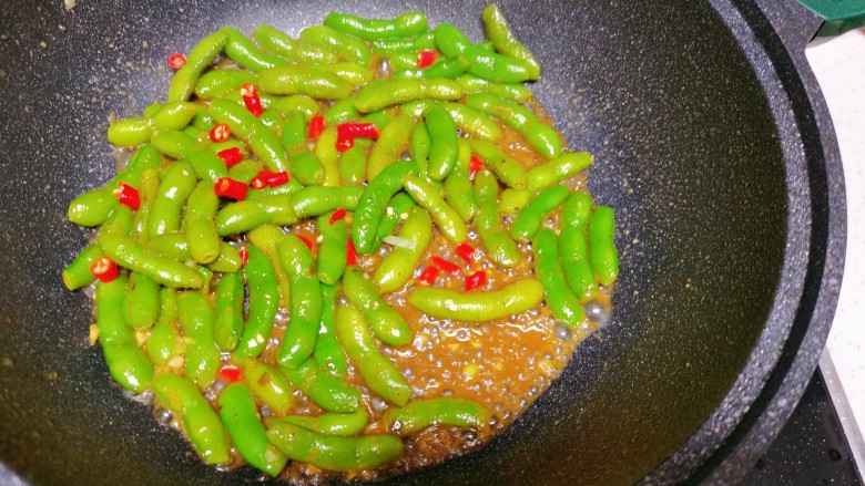 小炒毛豆,最后撒上<a style='color:red;display:inline-block;' href='/shicai/ 82'>小米椒</a>,继续翻炒均匀