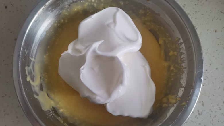 紫薯夹心蛋糕,取1/3蛋白霜到蛋黄糊里,翻拌+切拌手法拌均匀,不能够画圈搅拌