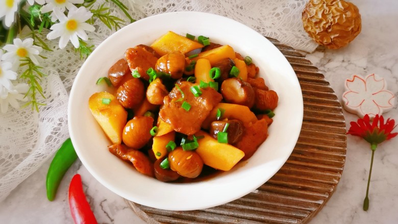 猪肉烧板栗,上桌了,趁热吃吧。