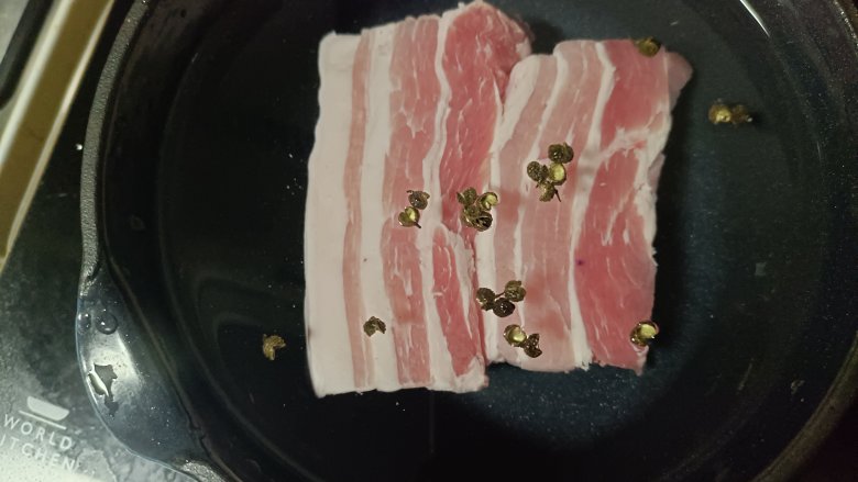 土豆回锅肉,加入花椒小把