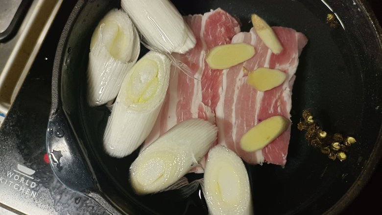 土豆回锅肉,再加入姜片，葱段