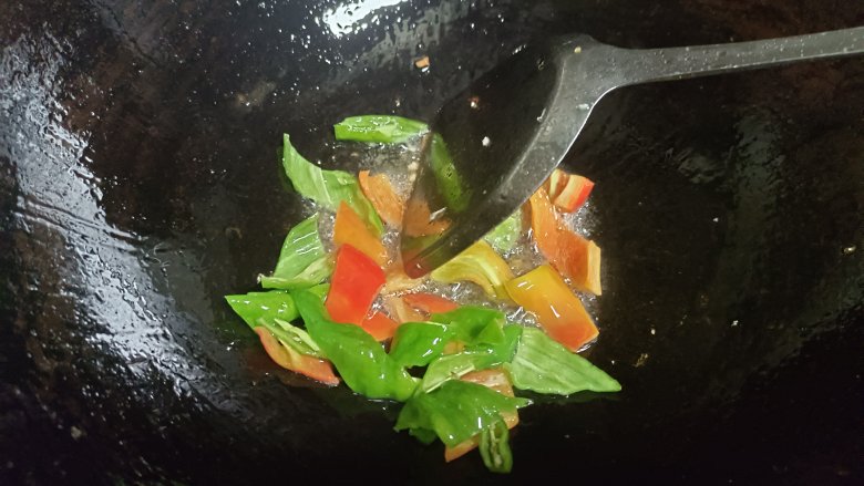 土豆回锅肉,肉片盛出,翻炒青红椒